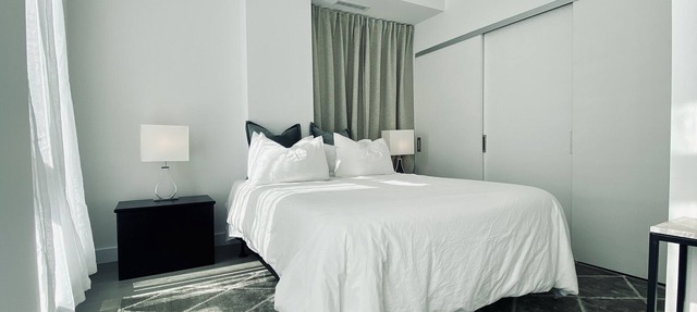 Executive 2 bed 2 bath condo - Kingsway Crescent