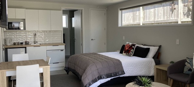 Executive Studio Retreat – 400m to the Beach