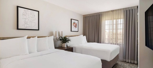 Explore San Diego's Wonders! Full Kitchen, Free Breakfast, Pool, Pet-friendly!