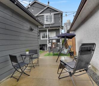Family-Friendly, 3 Bed House - Private Backyard-Central Location