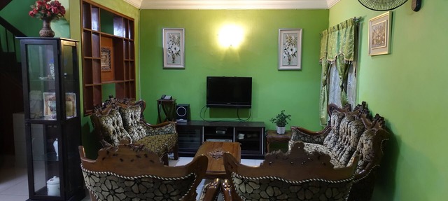 Family-friendly semi detached 2.5 storey vacation home