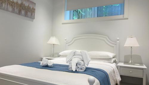 Fancy Family Suite with Parking near UBC