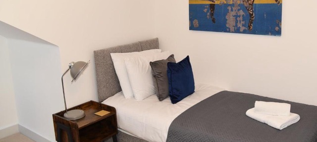 FANTASTIC 2 Dbl Bedroom Apt. FREE off-road parking