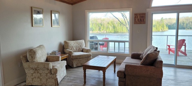 Firefly Hut - Cheerful 6-bedroom cottage with serene beauty