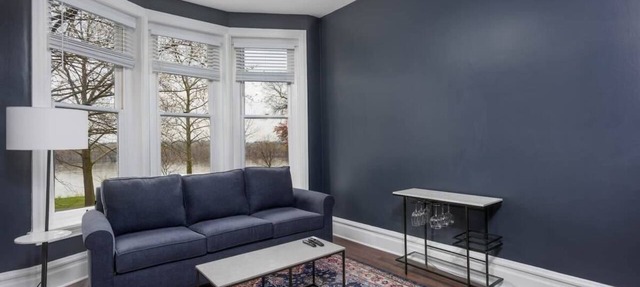Flats on Front - Riverfront Gem, Fast Wi-Fi, 2F
