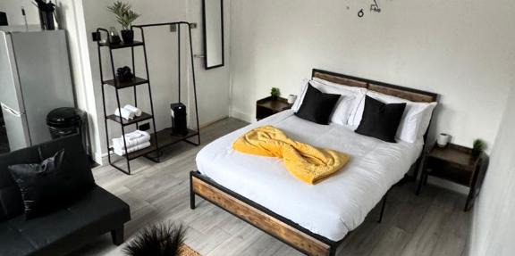 Free Parking! Kingston Studio, ideal for professionals relocators and leisure stays, near Kingston Station and Shopping Centre