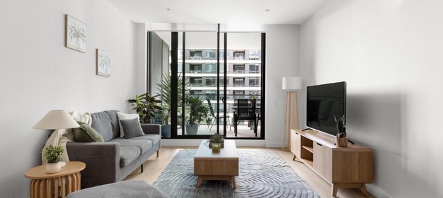 Free parking - trackside apartment with pool, gym