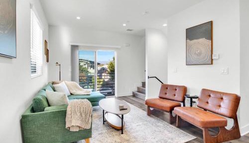 Fresh & New Downtown LA Condo!