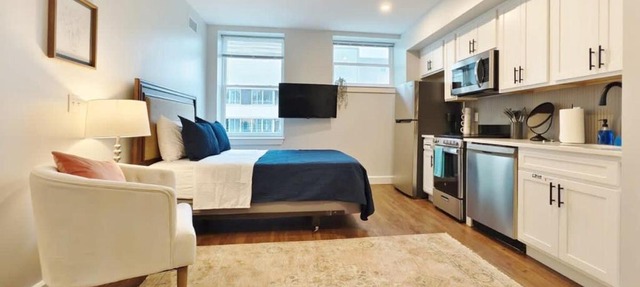 Fun Cozy Apts - 1 25 Mile Walk to TIAA Bnk Fld