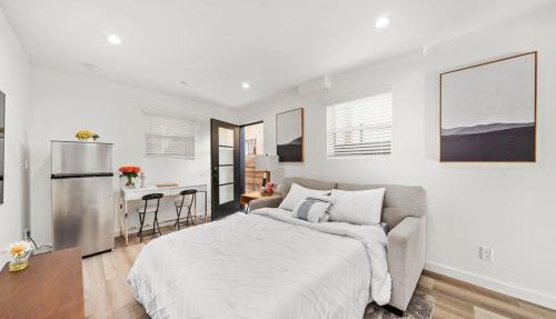 Gated 1 BD Home in Silver Lake with Patio