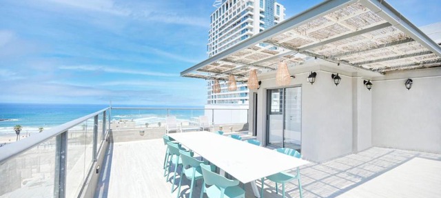 Glam 4BR Overlooking Banana Beach by HolyGuest