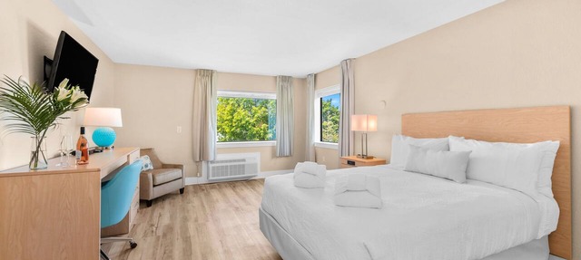 🏖️ Gold Coast Inn | Breathtaking Sunsets w/Lake View ➠ 105
