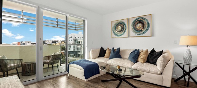 Golden Hour' Penthouse Retreat Beach Walk to Pier, Promenade 2 Balconies PoolGym