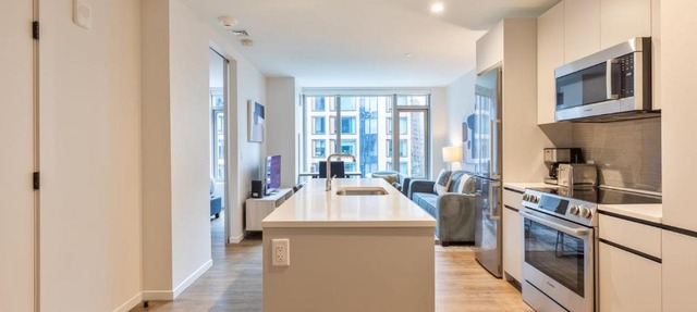 Gorgeous Apt with Pool Views