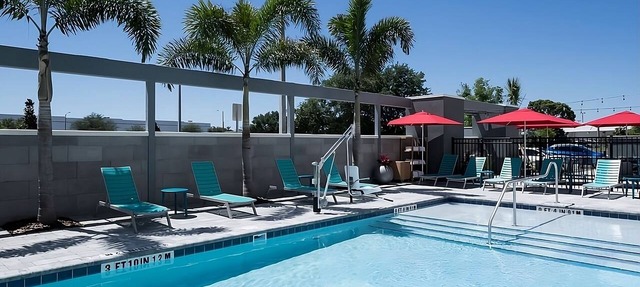 GORGEOUS PET FRIENDLY SUITE! FREE BREAKFAST & POOL