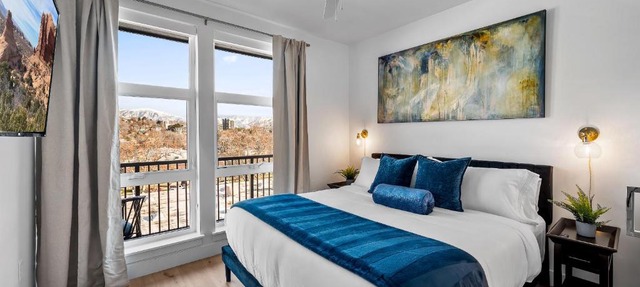 Grand 1BR Views Pool Gym HTub
