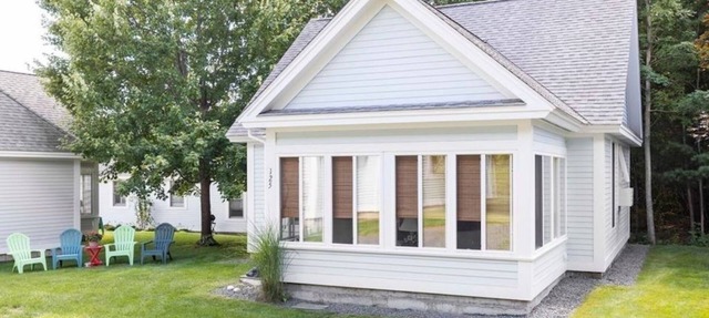 Great cottage in Summer Village with Central Air close to ocean! Walk in Shower!