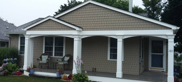 Great Narragansett Location! Classic Beach Cottage. Short Walk to Kelly Beach.