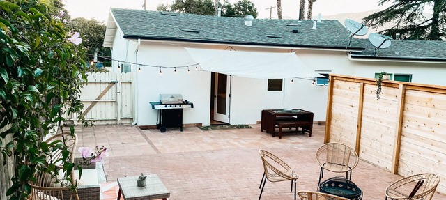 Guest house 1 mi. to State St. & beach! Mountain views, BBQ, fire pit, patio