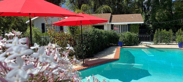 Guest house w/private entry - 2 Bed/1 Bath - Large pool - Ample street parking