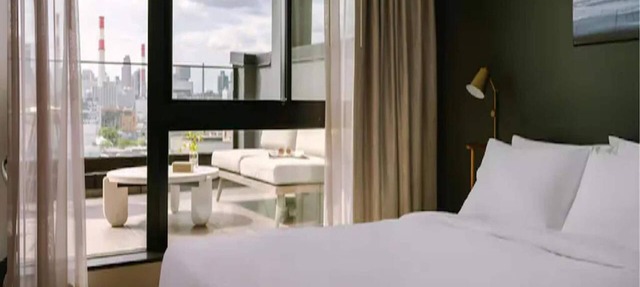 Guest Room|1 Queen Bed|Dutch Hotel