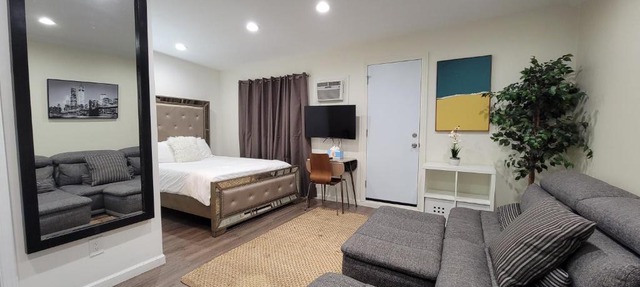 Guest suite near La Cienega Park Beverly Hills next to LACMA La Brea Tar Pits Peterson Museum and Academy Awards Museum