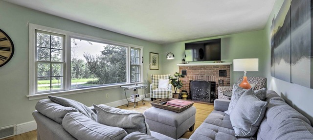 Hampton 'Quiet Corner Cottage' w/Fireplace & Yard