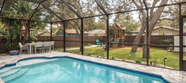 Heated Pool Island Oasis! 2 king bedrooms/2 baths in the heart of South Tampa.