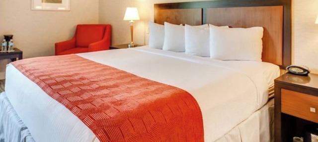 Heritage Escape – Relax with Indoor Pool, Spa Services & Scenic Golf Course View