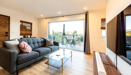 Hidden Oasis 3 bedroom 2 bathroom Home With large backyard and Views Near DTLA