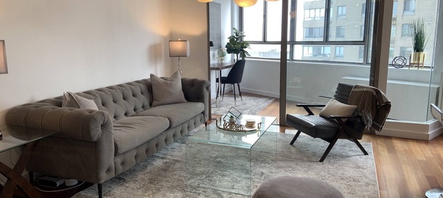 High-End, Downtown, Lakefront 2 BEDROOM + DEN