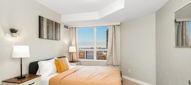 High-Rise Skyline Suite Sleeps 5 Steps to SQ1