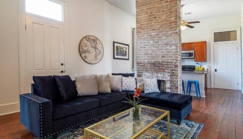 Historic 3 bedroom 4blocks from famous St Charles Ave Mardi Gras parade route, steps to Jazz venues and restaurants