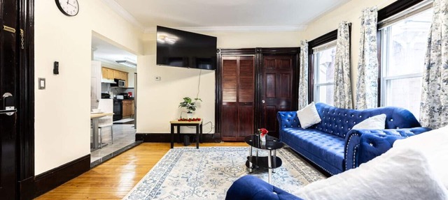 Historic Brownstone Elegance: Blue Colonial Suite