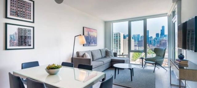 Historic Charm & Modern Luxury in Chicago’s Iconic Old Town - Stay Level!
