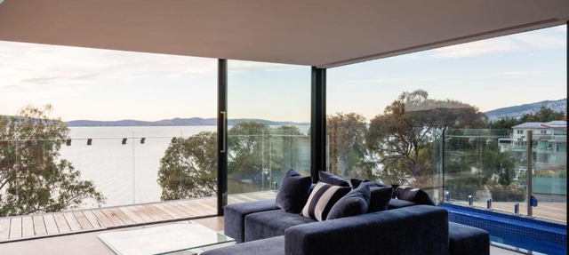 'Hobart' - Waterfront penthouse with private heated pool