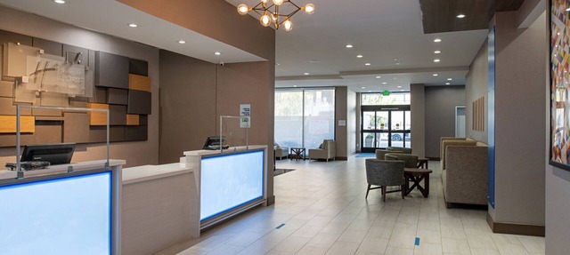 Holiday Inn Express & Suites Los Angeles Downtown West by IHG