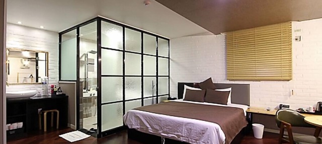 HOTEL 385