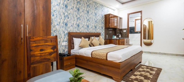 Hotel Gill Comfort Inn - Close to MEDANTA, ARTEMIS AND FORTIS HOSPITAL