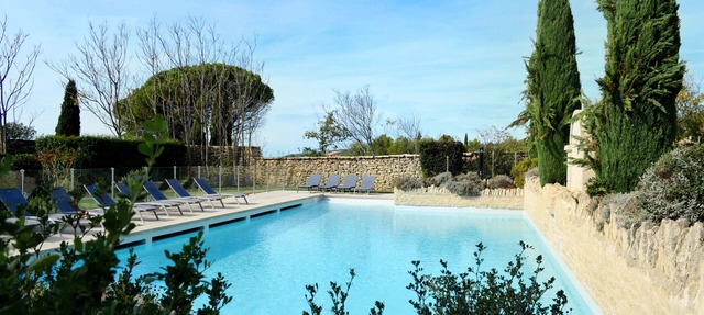 House overlooking the Luberon, in a private residence with shared pool