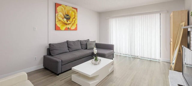 Huge 4 Bedroom Upper Suite Good for 10 People