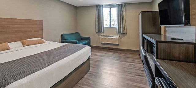 Ideal Location! Near Gillette Stadium, Offers FREE Parking Plus FREE Breakfast!
