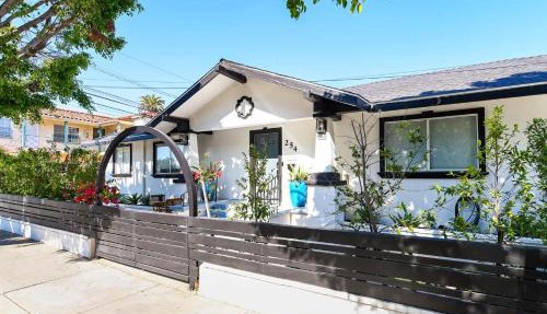 Immaculate 3BDR Bungalow - 5-Min Walk to Beach