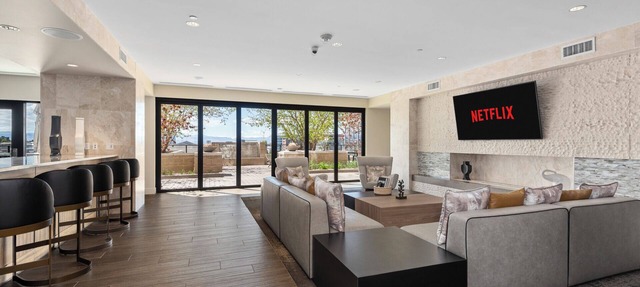 🌆✨ InScape: Cherry Creek Private Suite 🌌 ♨️ Hot Tub ✦ Heated Pool✦Gym✦2 King Beds
