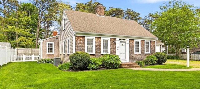 It's A Shore Thing: 017-H Classic Cape Charm Just Steps from Nantucket Sound