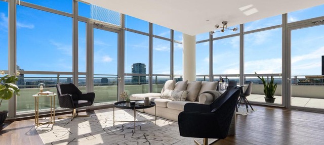 K2 Sky High Apartments with Stunning Chicago Views in West Loop