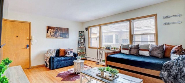 King Bed 2BR Sleeps 13 Historic Location