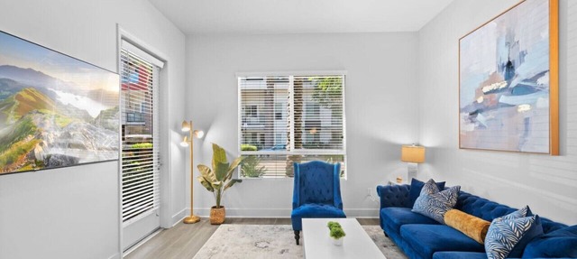 King Bed, Pool/Hot Tub! Arcade Room, Gym, Parking!