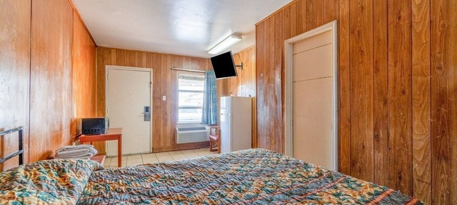King Bed with Kitchenette Non-Smoking
