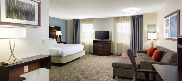 King Studio. Free Breakfast Buffet. Pool & Gym Access.